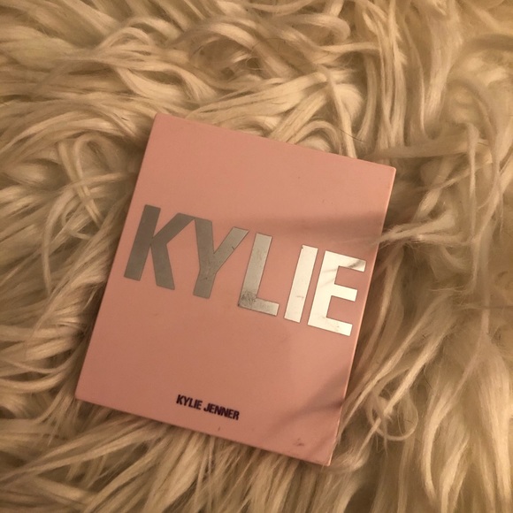 Kylie Cosmetics Bronzer - Picture 2 of 3